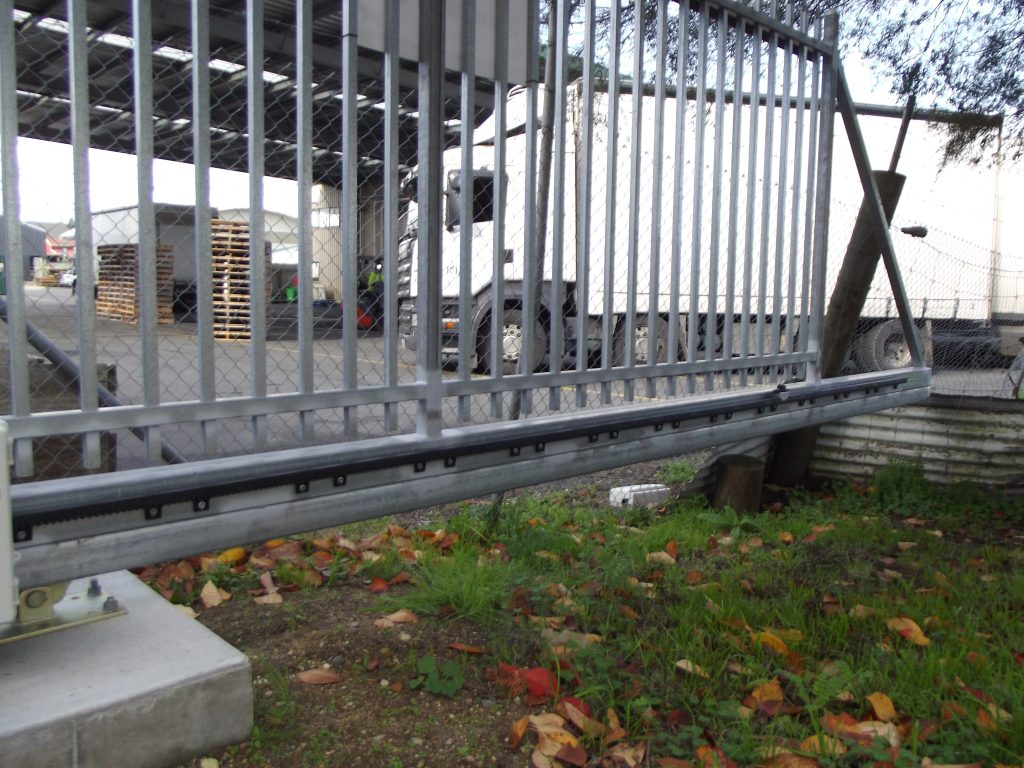 Cantilever security gate with spike top panel nz